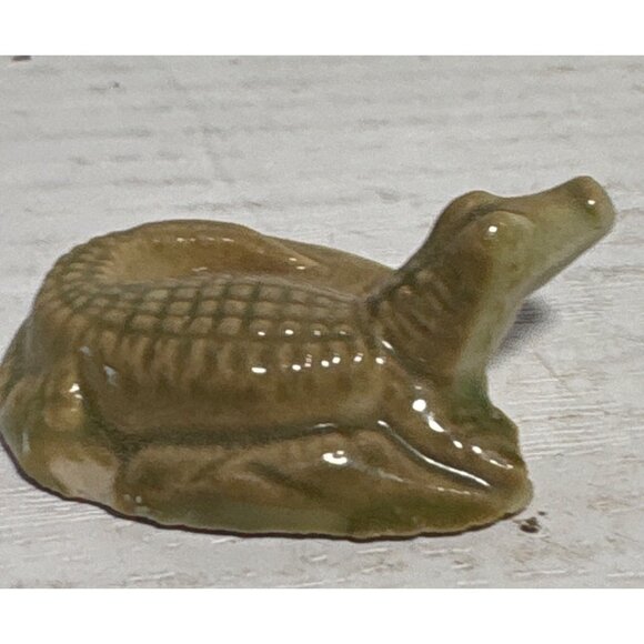 Miniature Vintage Wade Whimsies England Ceramic Alligator Figurine Red Rose Tea - Picture 2 of 5